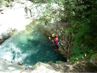 Espectacular salto a la poza